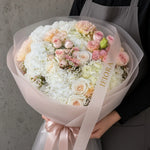 Bukiet hortensji i róż w odcieniach delikatnego różu – bukiety, kwiaciarnia IFIORA Warszawa – zbliżenie kompozycji