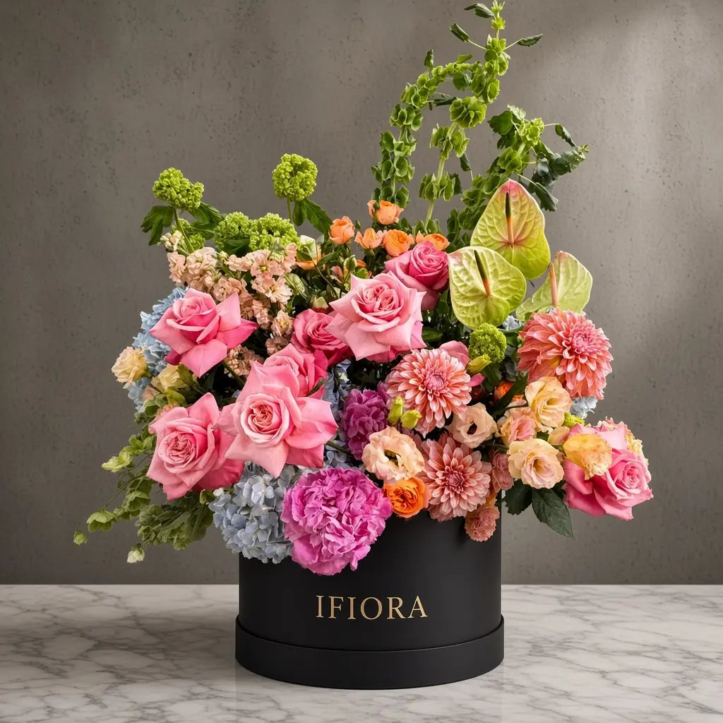 Flowerbox hortensji i piwonii w odcieniach błękitu i zieleni – kwiaty w pudełku, kwiaciarnia IFIORA Warszawa – zbliżenie