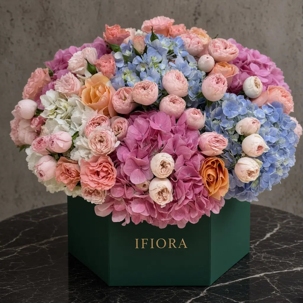 Flowerbox hortensji i róż w odcieniach różu i bieli – kwiaty w pudełku, kwiaciarnia IFIORA Warszawa – zbliżenie