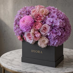 Flowerbox hortensji i chryzantem w odcieniach różu i brzoskwini – kwiaty w pudełku, kwiaciarnia IFIORA Warszawa – zbliżenie