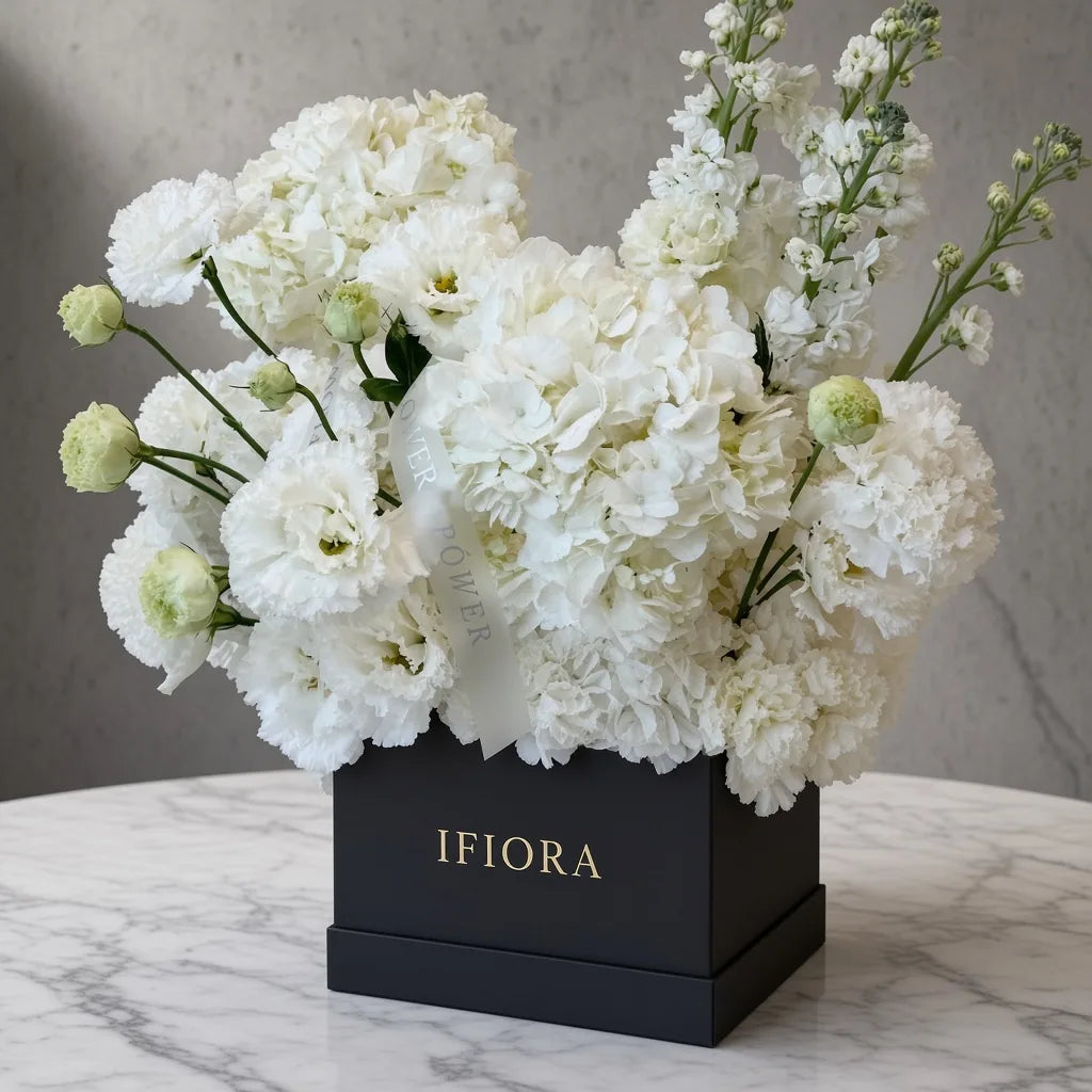 Flowerbox hortensji i eustom w odcieniach bieli i kości słoniowej – kwiaty w pudełku, kwiaciarnia IFIORA Warszawa – zbliżenie