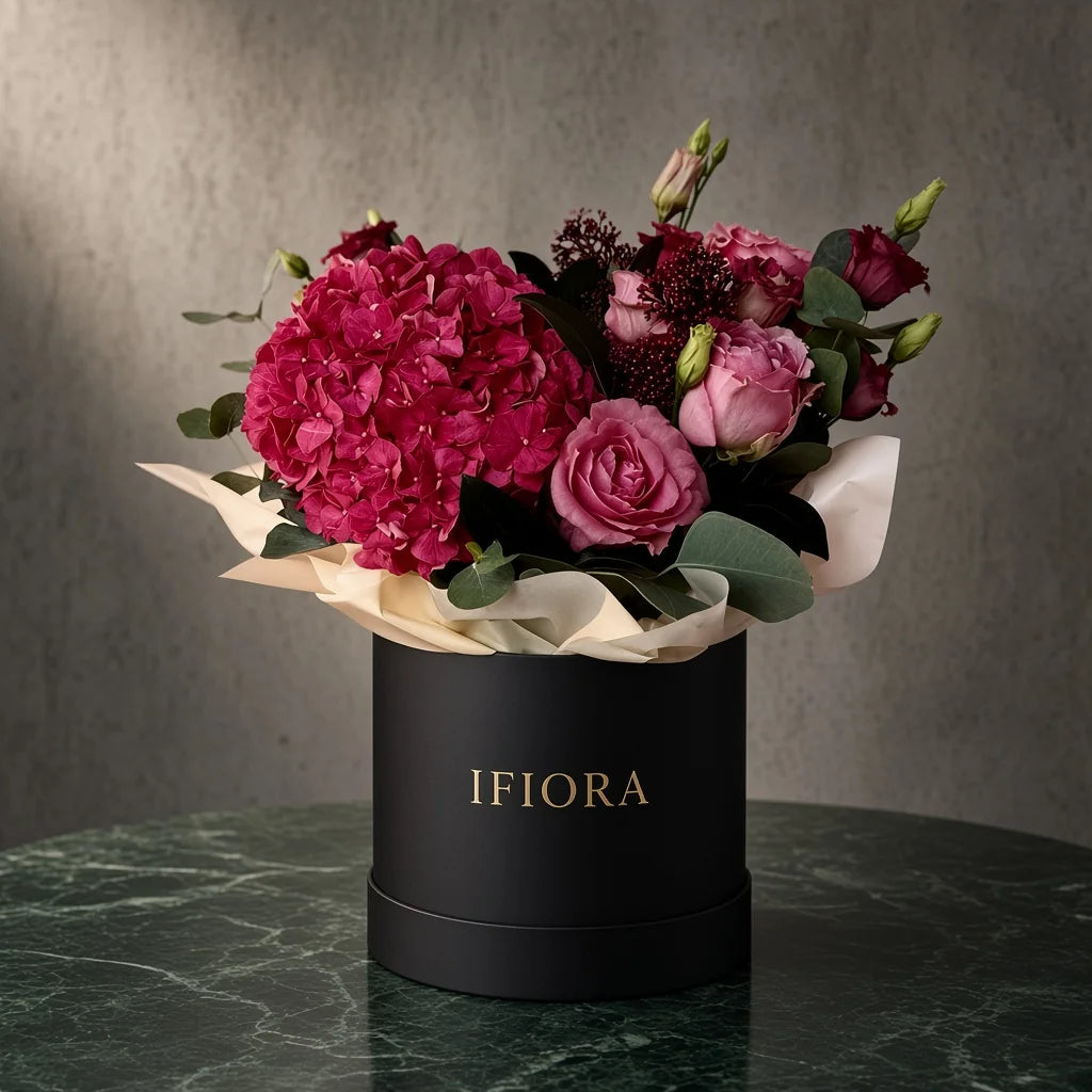 Flowerbox hortensji i róż w odcieniach różu i delikatnego różu – kwiaty w pudełku, kwiaciarnia IFIORA Warszawa – zbliżenie