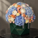 Flowerbox hortensji i piwonii w odcieniach błękitu i kremu – kwiaty w pudełku, kwiaciarnia IFIORA Warszawa – zbliżenie