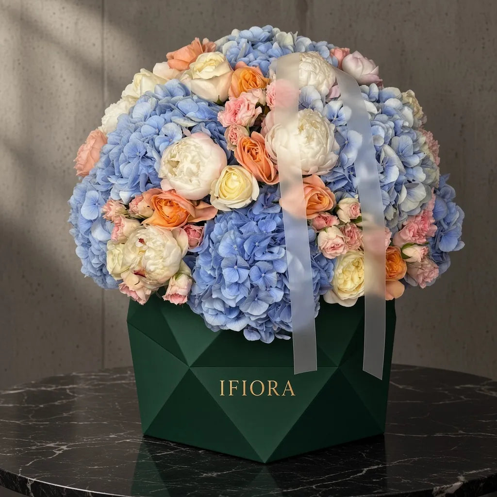 Flowerbox hortensji i piwonii w odcieniach błękitu i kremu – kwiaty w pudełku, kwiaciarnia IFIORA Warszawa – zbliżenie