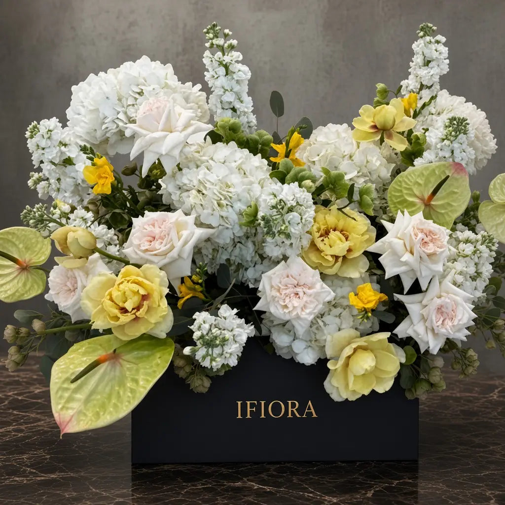 Flowerbox hortensji i piwonii w odcieniach bieli i żółci – kwiaty w pudełku, kwiaciarnia IFIORA Warszawa – zbliżenie