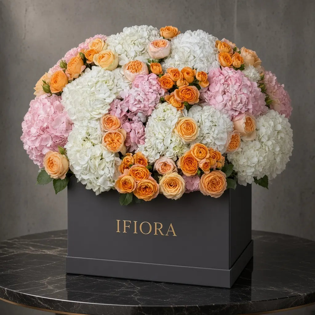 Flowerbox hortensji i róż w odcieniach bieli i brzoskwini – kwiaty w pudełku, kwiaciarnia IFIORA Warszawa – zbliżenie
