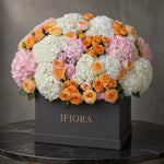 Flowerbox hortensji i róż w odcieniach bieli i brzoskwini – kwiaty w pudełku, kwiaciarnia IFIORA Warszawa – zbliżenie