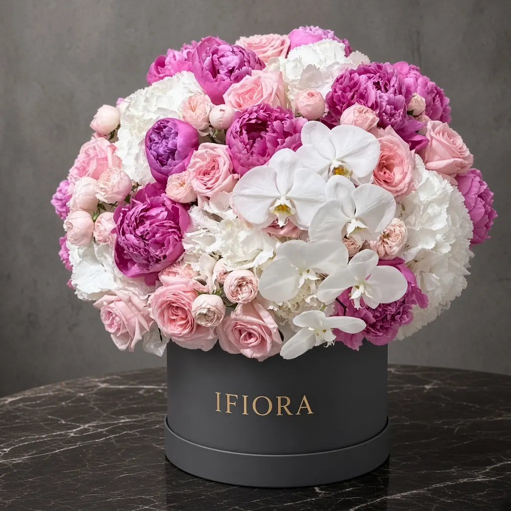 Flowerbox hortensji i róż w odcieniach różu i bieli – kwiaty w pudełku, kwiaciarnia IFIORA Warszawa – zbliżenie