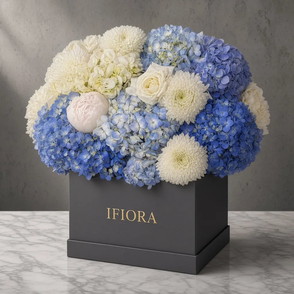 Flowerbox hortensji i róż w odcieniach błękitu i kości słoniowej – kwiaty w pudełku, kwiaciarnia IFIORA Warszawa – zbliżenie