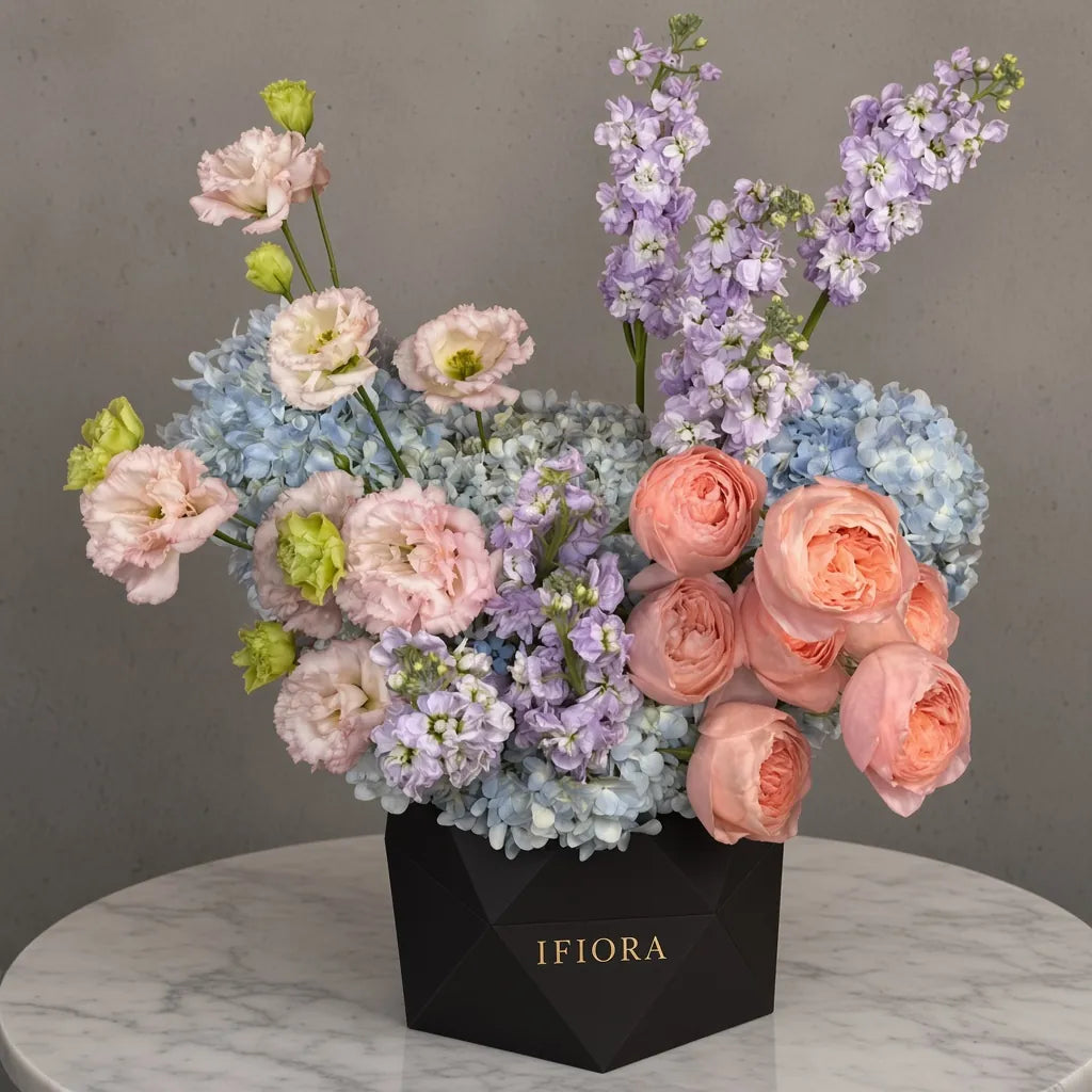 Flowerbox hortensji i róż w odcieniach błękitu i liliowego odcienia – kwiaty w pudełku, kwiaciarnia IFIORA Warszawa – zbliżenie
