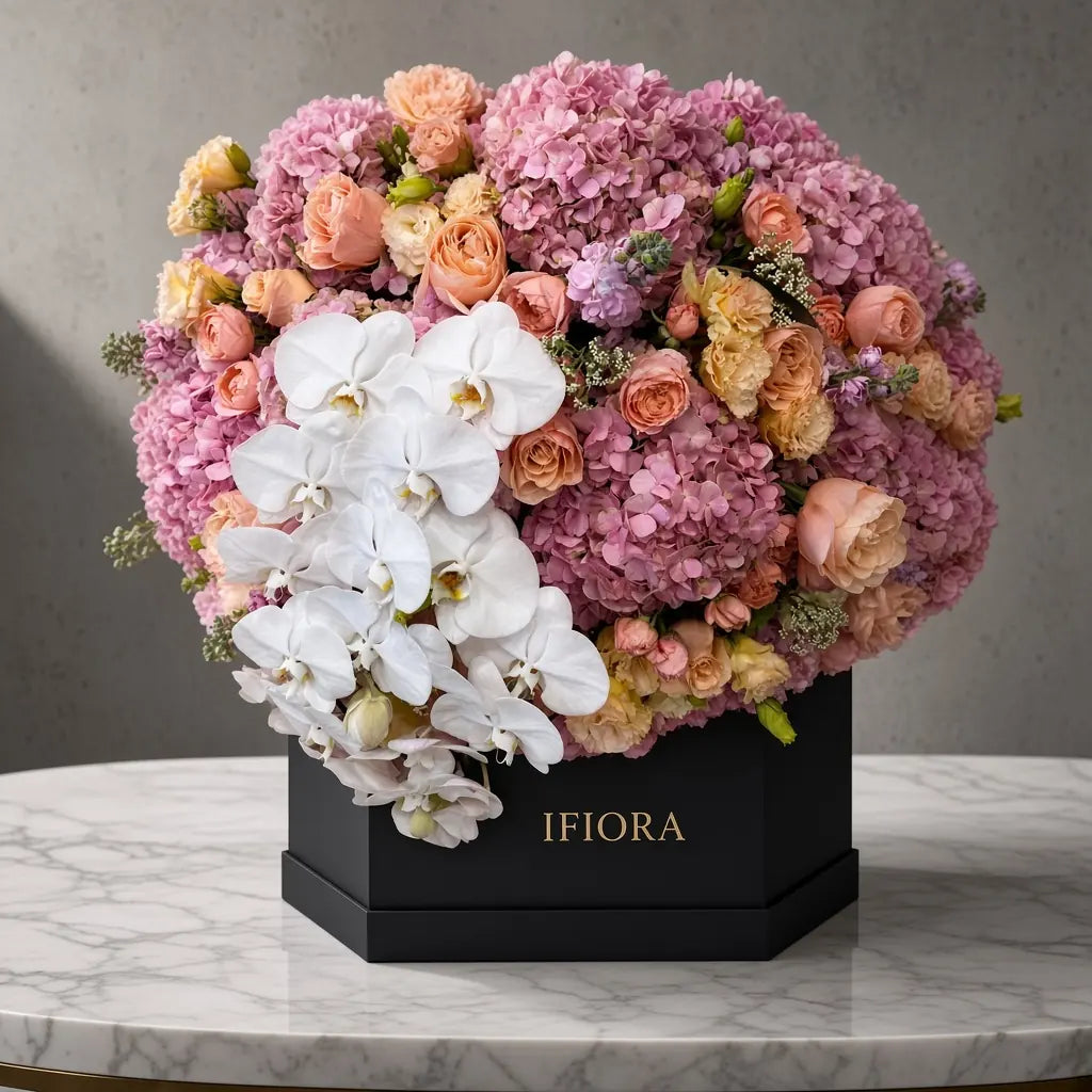 Flowerbox hortensji i eustom w odcieniach różu i bieli – kwiaty w pudełku, kwiaciarnia IFIORA Warszawa – zbliżenie