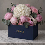 Flowerbox hortensji i róż w odcieniach różu i bieli – kwiaty w pudełku, kwiaciarnia IFIORA Warszawa – zbliżenie