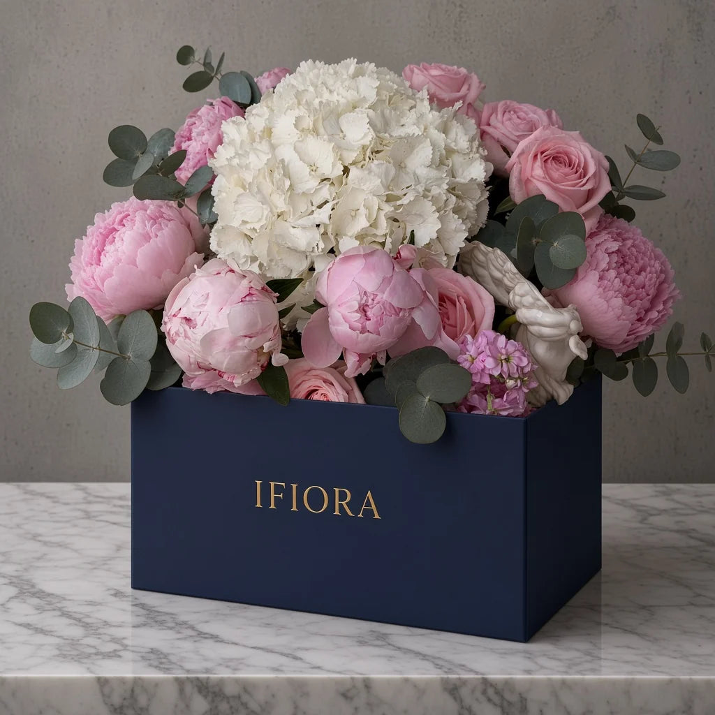Flowerbox hortensji i róż w odcieniach różu i bieli – kwiaty w pudełku, kwiaciarnia IFIORA Warszawa – zbliżenie