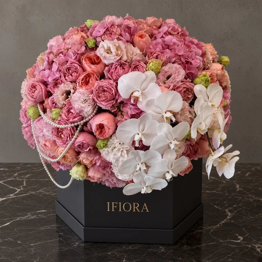 Flowerbox hortensji i róż w odcieniach różu i bieli – kwiaty w pudełku, kwiaciarnia IFIORA Warszawa – zbliżenie