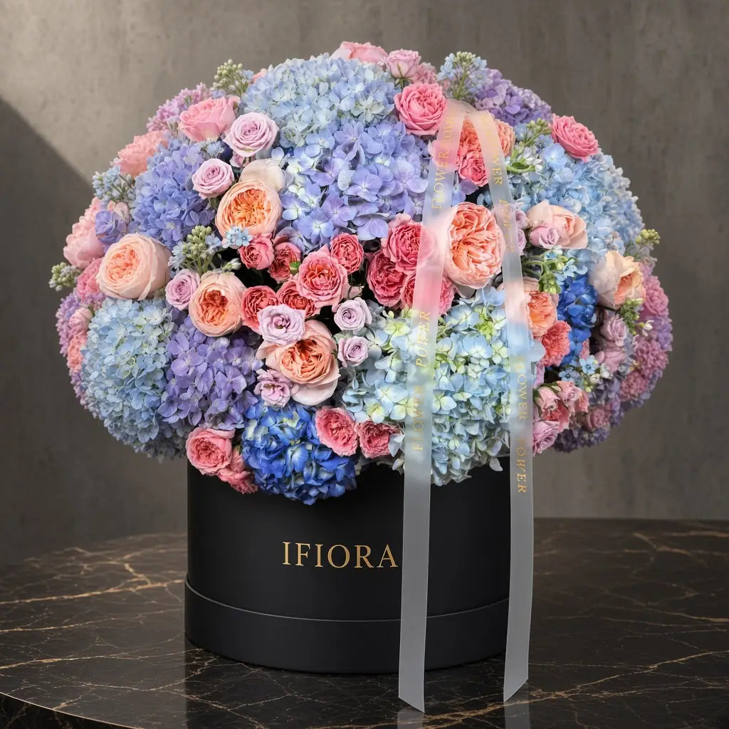 Flowerbox hortensji i róż w odcieniach różu i bieli – kwiaty w pudełku, kwiaciarnia IFIORA Warszawa – zbliżenie