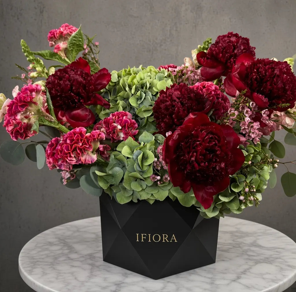 Flowerbox hortensji i piwonii w odcieniach różu i czerwieni – kwiaty w pudełku, kwiaciarnia IFIORA Warszawa – zbliżenie