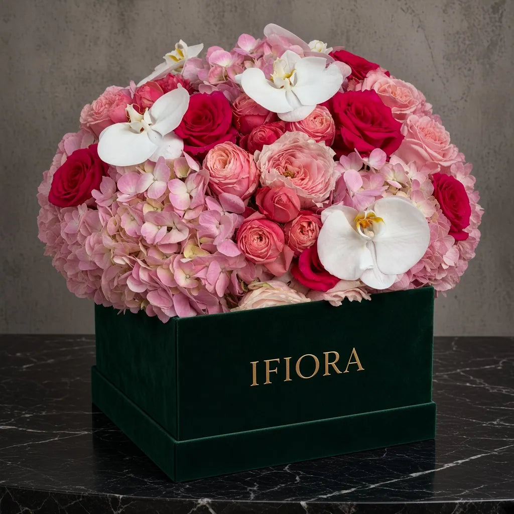 Flowerbox hortensji i róż w odcieniach różu i bieli – kwiaty w pudełku, kwiaciarnia IFIORA Warszawa – zbliżenie