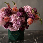 Flowerbox hortensji i chryzantem w odcieniach różu i czerwieni – kwiaty w pudełku, kwiaciarnia IFIORA Warszawa – zbliżenie