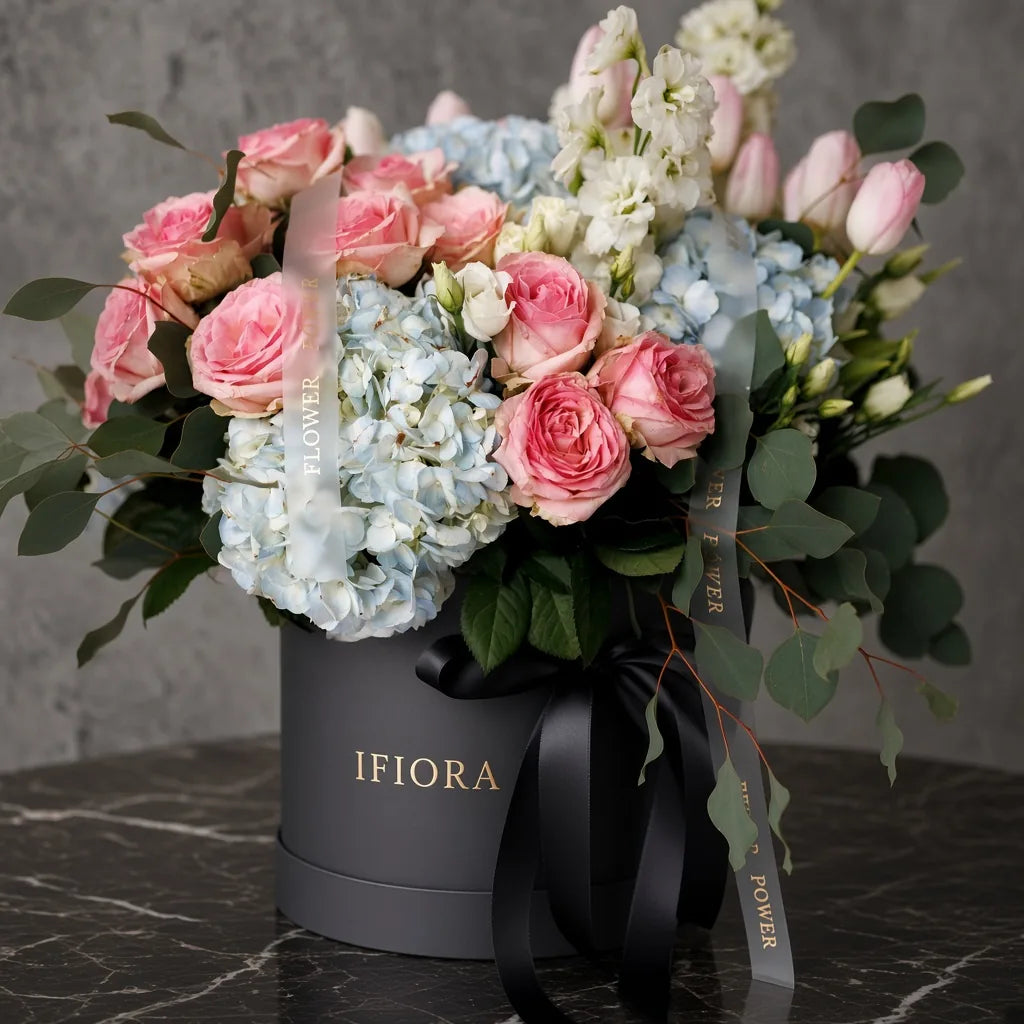 Flowerbox ostróżek i róż w odcieniach różu i bieli – kwiaty w pudełku, kwiaciarnia IFIORA Warszawa – zbliżenie
