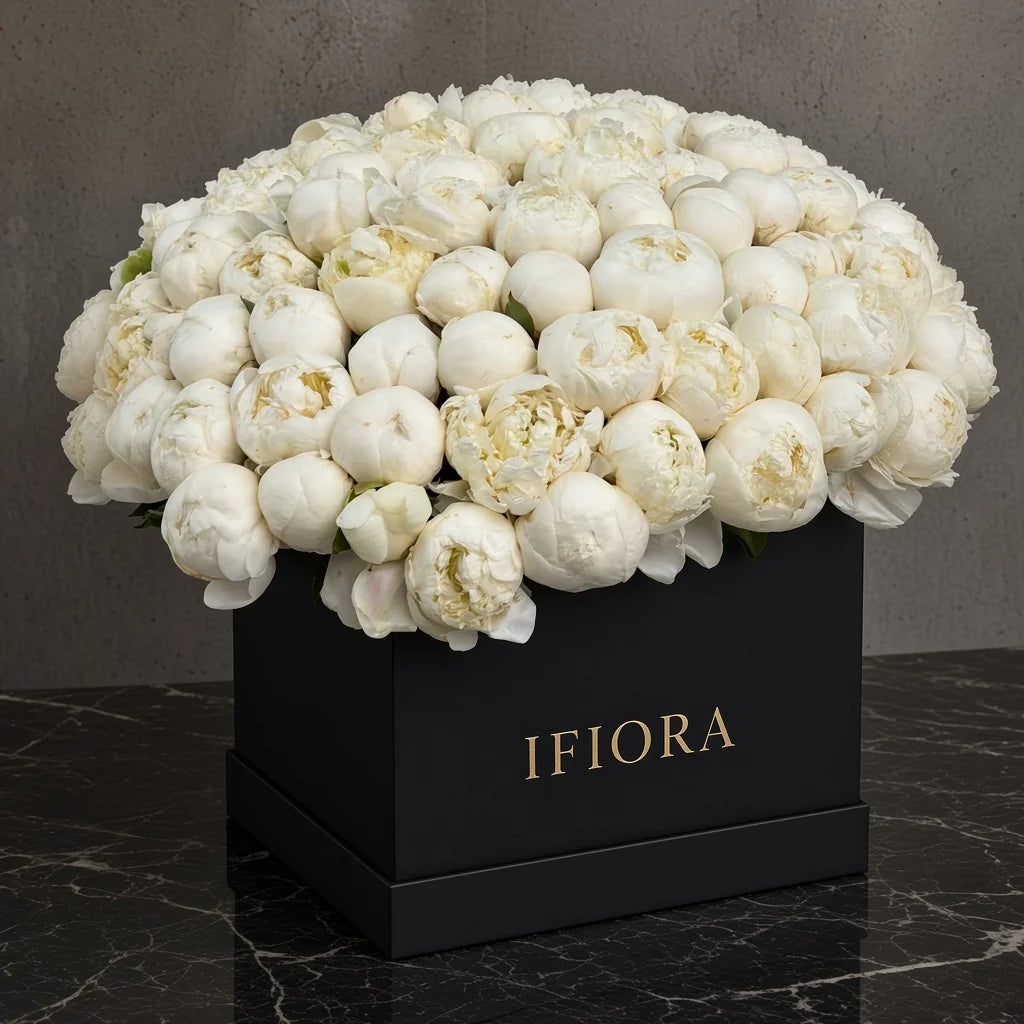 Flowerbox piwonii w odcieniach bieli i kremu – kwiaty w pudełku, kwiaciarnia IFIORA Warszawa – zbliżenie