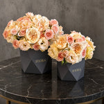 Flowerbox róż w odcieniach różu i bieli – kwiaty w pudełku, kwiaciarnia IFIORA Warszawa – zbliżenie