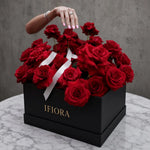 Flowerbox róż w odcieniach czerwieni – kwiaty w pudełku, kwiaciarnia IFIORA Warszawa – zbliżenie