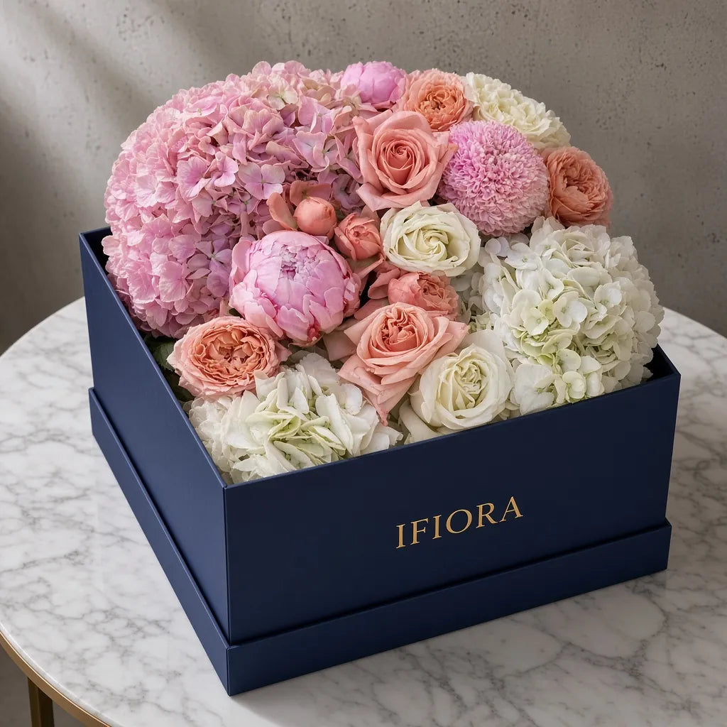 Flowerbox róż i piwonii w odcieniach różu i kości słoniowej – kwiaty w pudełku, kwiaciarnia IFIORA Warszawa – zbliżenie
