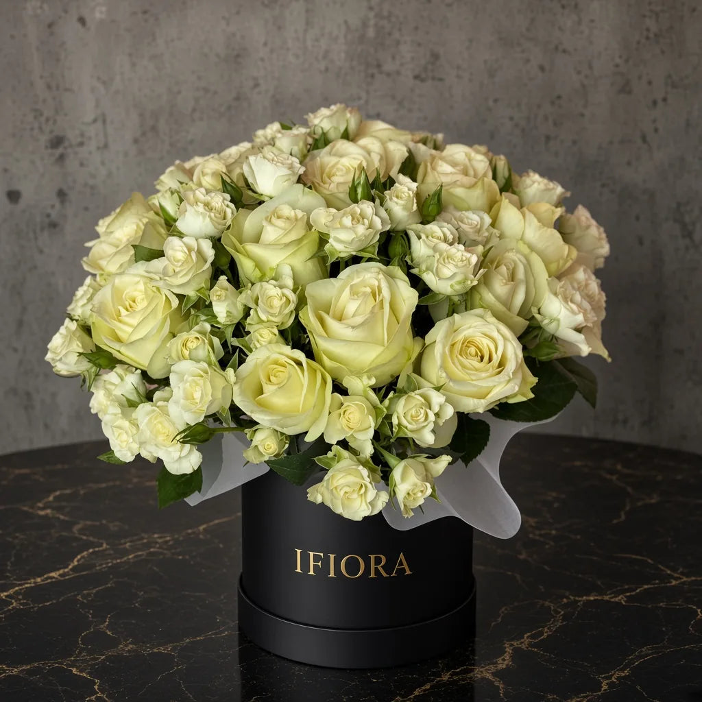 Flowerbox róż w odcieniach bieli i kości słoniowej – kwiaty w pudełku, kwiaciarnia IFIORA Warszawa – zbliżenie