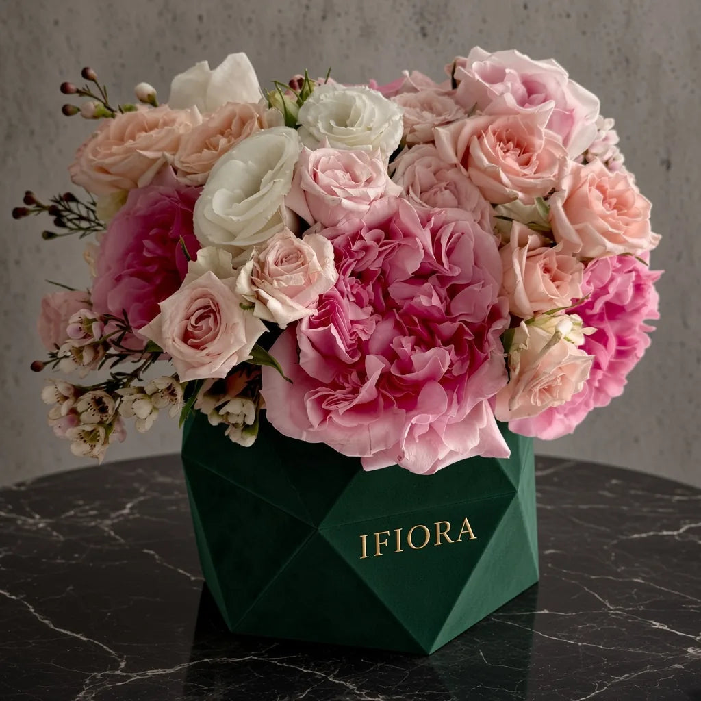Flowerbox róż w odcieniach różu i bieli – kwiaty w pudełku, kwiaciarnia IFIORA Warszawa – zbliżenie