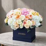 Flowerbox róż i hortensji w odcieniach różu i bieli – kwiaty w pudełku, kwiaciarnia IFIORA Warszawa – zbliżenie