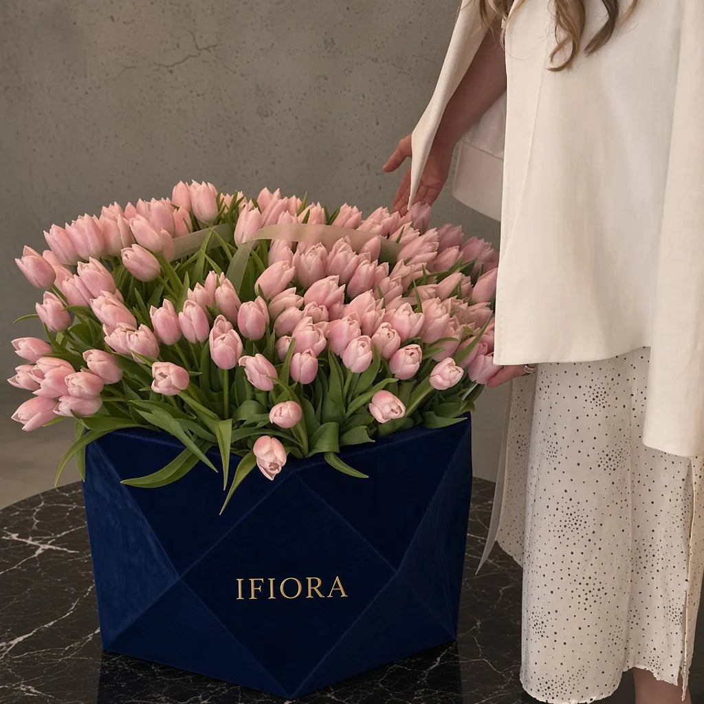 Flowerbox tulipanów w odcieniach różu i bieli – kwiaty w pudełku, kwiaciarnia IFIORA Warszawa – zbliżenie