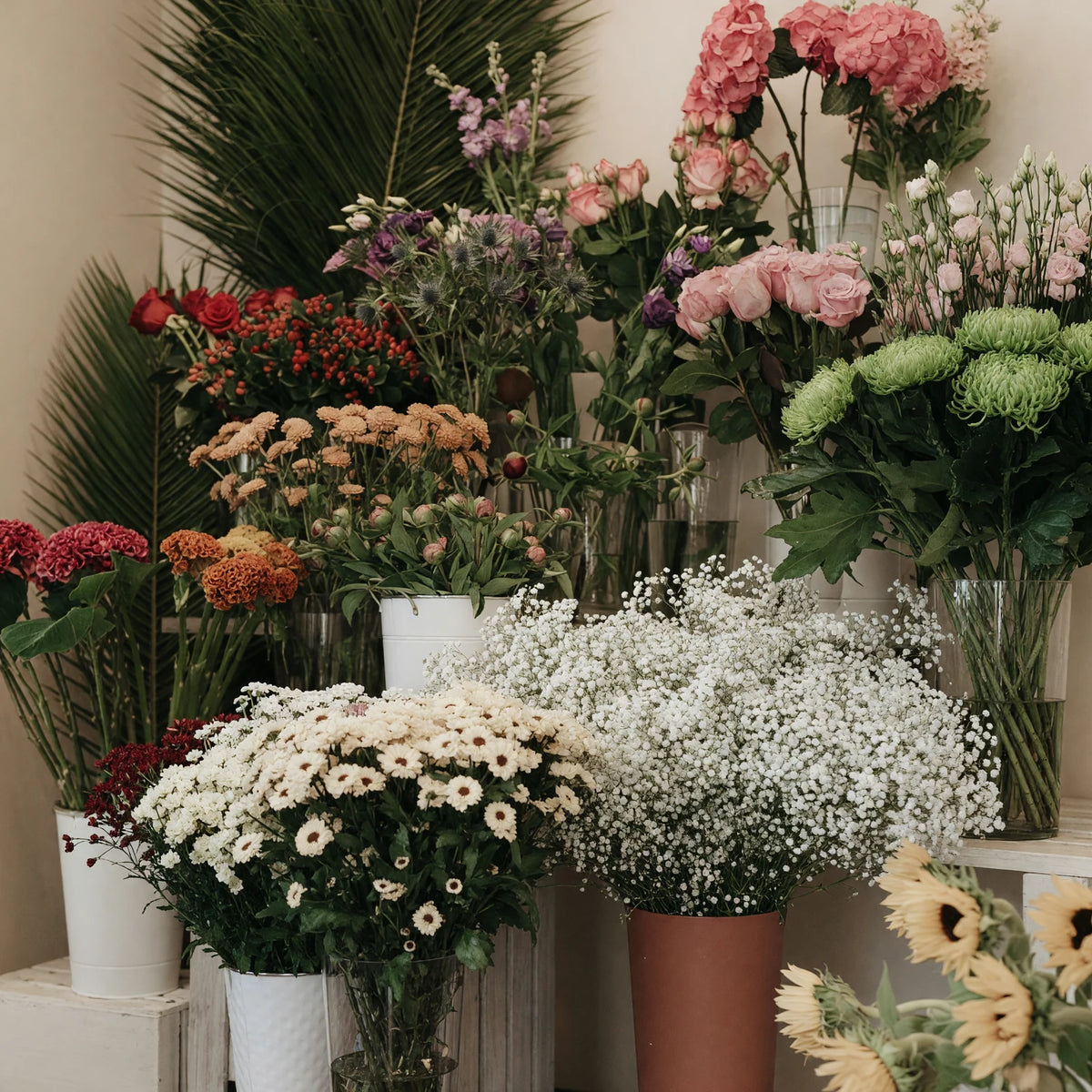 Wnętrze pracowni florystycznej ze świeżymi kwiatami – IFIORA Mokotów Warszawa