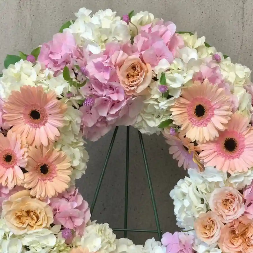 Close-up of the XL arrangement: pastel wreath with white and pink hydrangea, peach gerberas and garden roses